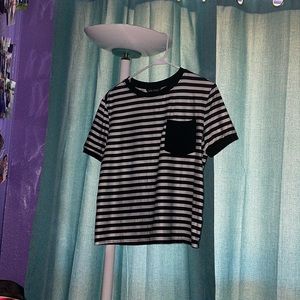 •black/white striped shirt•